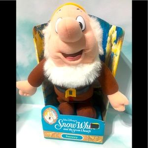 DISNEY VTG 90s SNOW WHITE’S SNEEZY DWARF PLUSH NWT